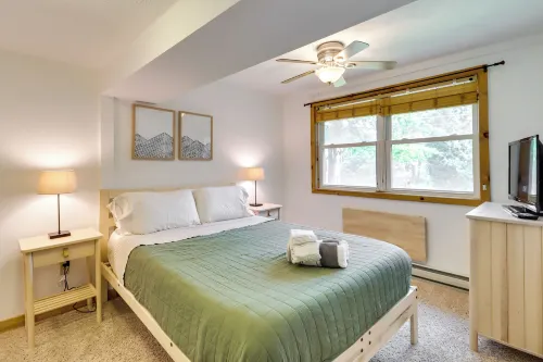 Tree-Lined Pocono Lake Retreat Walk to Beaches! - Beach