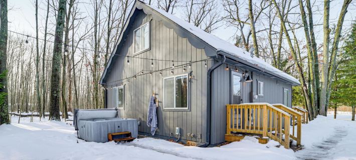 Roscommon Chalet w/ Hot Tub Near Higgins Lake! Hotels in Roscommon County