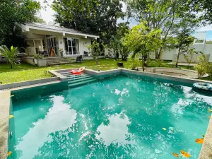 ดิ แอมเบอร์ลี รีสอร์ต