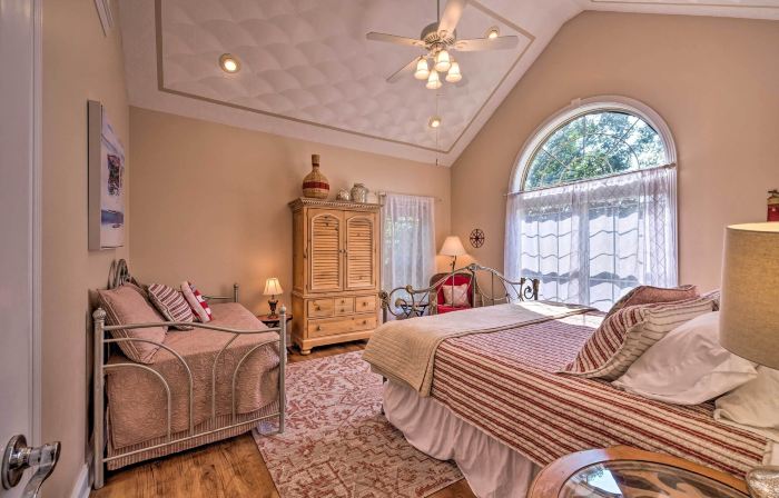 Luxe Lake Cumberland Retreat w/ Decks on 1 Acre!