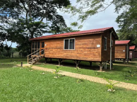 Carmelita River Cabins Hoteles en 