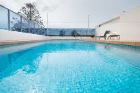 Bayview Tower - Pools