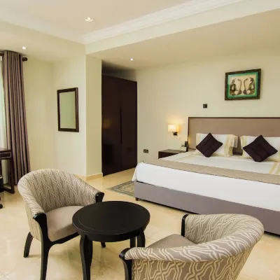 Crystal Palm Hotel Отели рядом с достопримечательностью «Центр розничной торговли Achimota»