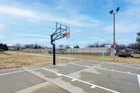 Bring the Family! Suburban Home w/ Yard in Omaha - Homestay