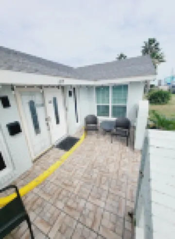 Galveston beach house - 1 block from the beach