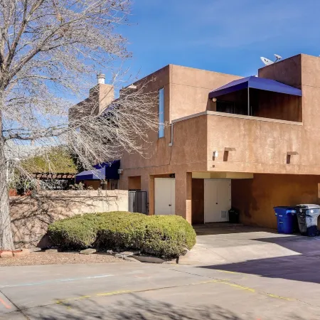 1 Mi to Unm: Convenient Albuquerque Townhome!