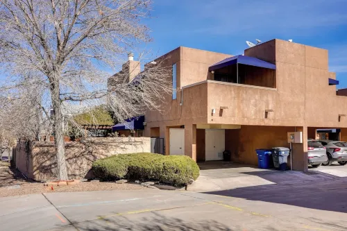 1 Mi to Unm: Convenient Albuquerque Townhome! - Condos