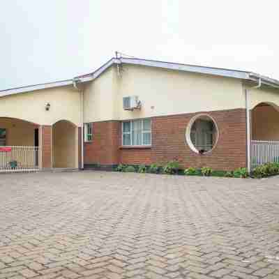 Bonifant Lodge Hotel Exterior