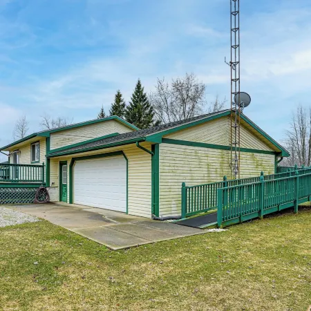 Cozy Cass City Retreat w/ Spacious Deck!