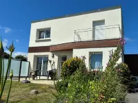 Maison Entourée dun Jardin Fleuri Près de la Plage du Goulien,petite vue mer