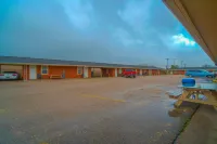 Texana Inn Edna by OYO - parking