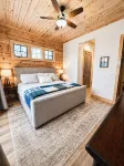 NEW LOG HOME in Hendersonville with fireplace, fire pit and Hot Tub