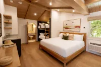 Woods Cove Inn