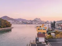 Yeosu Janggun Island Pension Отели рядом с достопримечательностью «Мост Тольсан»