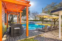 Modern Oasis! Pool, Mini-Golf, Game Room, Theatre! - Private Pools