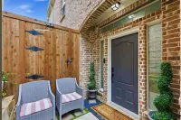 DFW Retreat w Pool 5 Min to Airport Sleeps 6 - Bungalows
