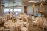 Holiday Inn MILWAUKEE RIVERFRONT by IHG - مطابخ