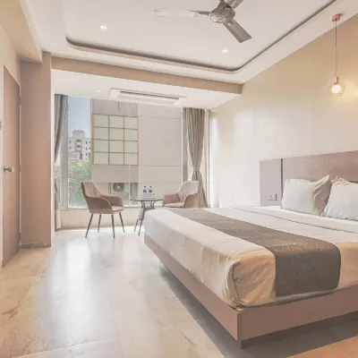 Hotel Aura - Near Malad Link Road Отели рядом с достопримечательностью «Пляж Акса»