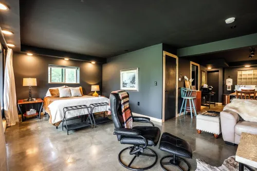 Robin's Nest: A Private Lakeview Apartment in the Heart of Wasilla, Alaska - Apartments