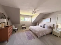 Beautiful lake home on the sandy south shores of Pelican Lake. - de charme