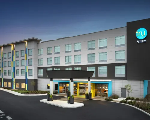 Tru by Hilton Columbus East Broad Hotels near Magic Mountain Fun Center