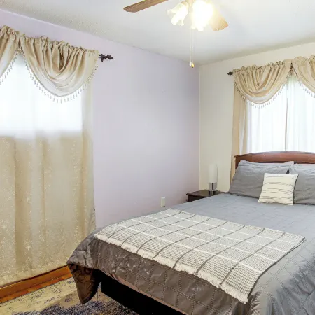 Family-Friendly Waterloo Abode w/ Deck! Hotéis em Waterloo