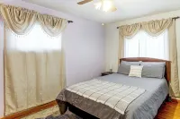 Family-Friendly Waterloo Abode w/ Deck! - بيت ضيافة