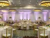 DoubleTree by Hilton Hotel Pittsburgh - Green Tree Hotels near Highmark Stadium