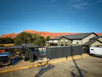 Slackline Moab, Outset Collection by Hilton - parking