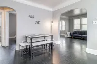 Work & Explore! Apt 6 Mi to Dtwn Detroit - 2-Star