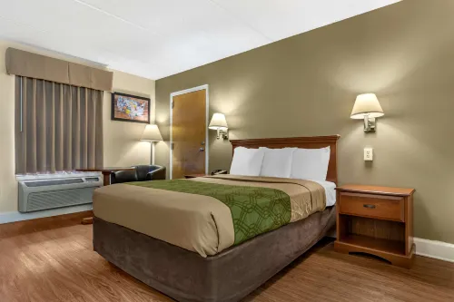 Econo Lodge Inn & Suites - Parking