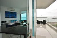 Modern 3 Bedroom Apartment with Sea-Beach View
