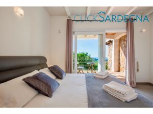 Alghero, Villa Emmeline with Swimming Pool for 10 People