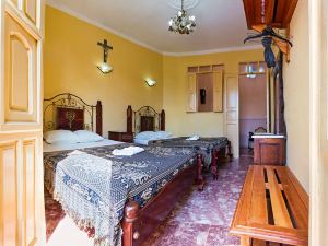 Hostal Sarahi, Room 3, Luxury & Cozy Bedroom at Trinidad's Heart