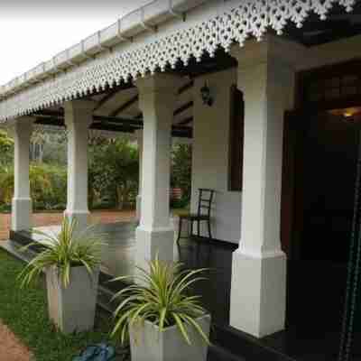 Villa Cinnamon in Dodanduwa Near Hikkaduwa, Sri Lanka - Ideal for 10 Guests Rooms