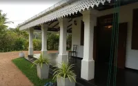 The Well House in Hikkaduwa, for 6 Guests, 3 Bedrooms, 3 Bathrooms