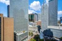 22nd FL Bold CozySuites with Pool, Gym