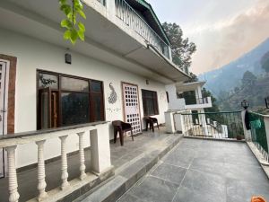 The Himalayan Living I Rooms & Guided Treks