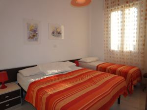 Comfy Flat with Balcony and Shared Pool - Beahost