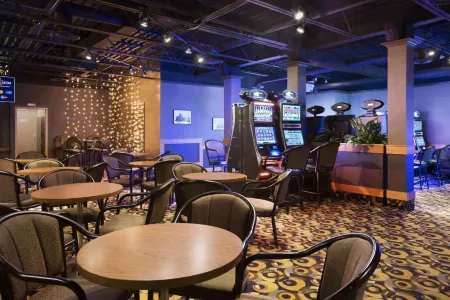 Central Suite Hotel Отели в г. Ллойдминстер