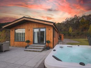 Fionn Lodge, Sleep 6, Hot Tub & Sauna,Pet Friendly