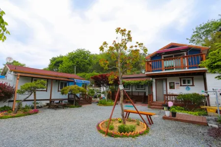 Taean (Anmyeondo) Gold House Pension Отели в г. Тхэан