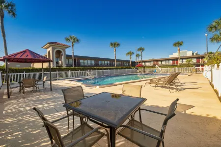 Red Roof Plus+ St Augustine Отели рядом с достопримечательностью «St. Augustine Premium Outlets»