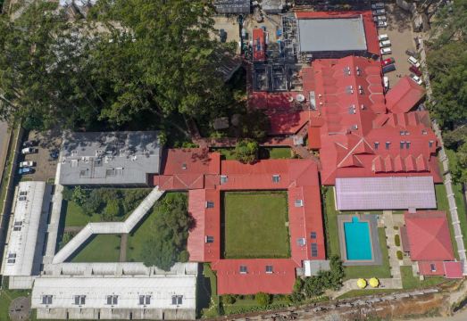 하이랜더 호텔 수영장 또는 레스토랑