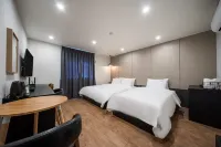 Hotel Raon in Tongyeong - Motels