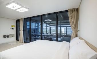 Yeosu Wellstay Pool Villa