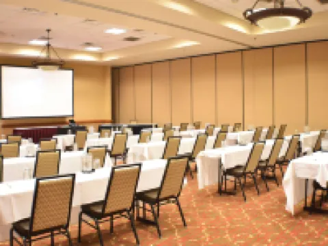 ラマダ バイ ウィンダム スー フォールズ エアポート - ウォーターパーク & イベント センター スーフォールズのホテル