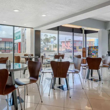 Quality Inn Daytona Beach Oceanfront Отели рядом с достопримечательностью «Аквапарк Дейтона-Лагун»