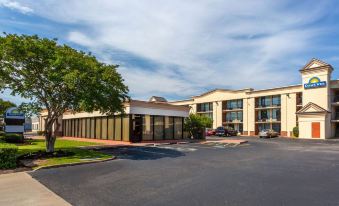 Days Inn by Wyndham Hampton Near Coliseum Convention Center