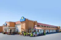 Days Inn & Suites by Wyndham Terre Haute Hotels in der Nähe von New Theater